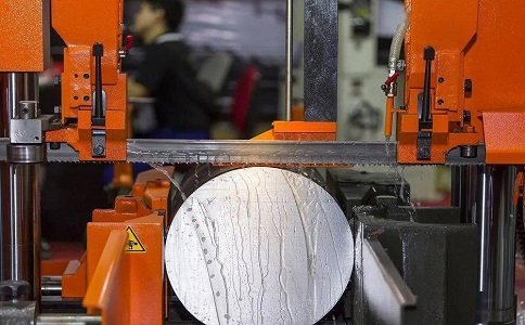 渔洋镇立式金属带锯床切削出现跑带故障解决方法！